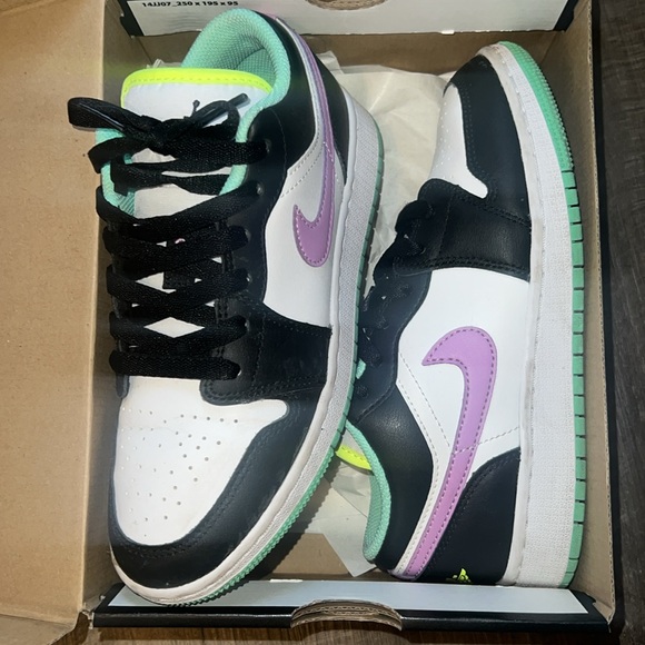 Air Jordan 1 Low - Picture 2 of 5